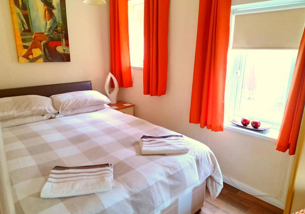 Romantic Lakeside Cottage By The Beach! With Super Cosy Log Burner! The Perfect Escape To Your Home From Home By The Sea! So Relaxing - You Won'T Want To Leave! Pet Friendly! Mablethorpe Exteriér fotografie