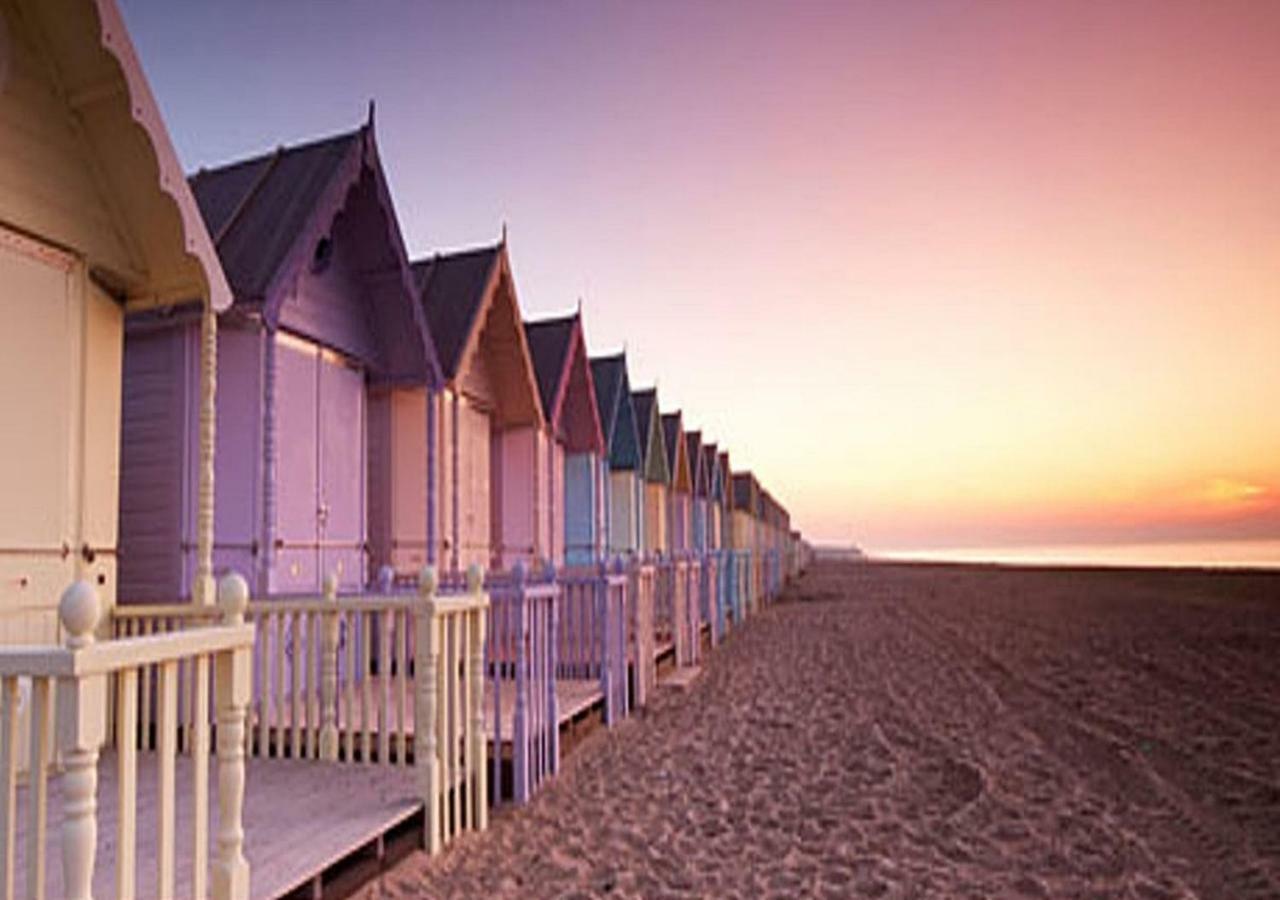 Romantic Lakeside Cottage By The Beach! With Super Cosy Log Burner! The Perfect Escape To Your Home From Home By The Sea! So Relaxing - You Won'T Want To Leave! Pet Friendly! Mablethorpe Exteriér fotografie